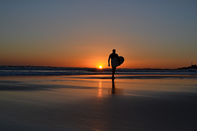 O Rei do Surfe fugiu sob as luzes do amanhecer