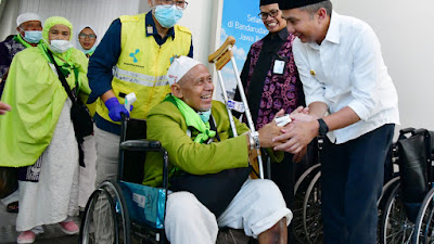  Bey Machmudin Sambut Kedatangan 440 Jemaah Haji Kloter 1 di BIJB Kertajati