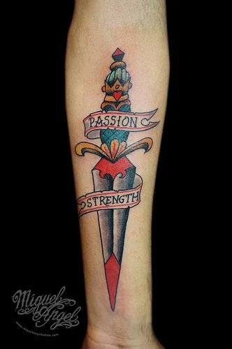 vemos un tatuaje de daga al estilo tradicional