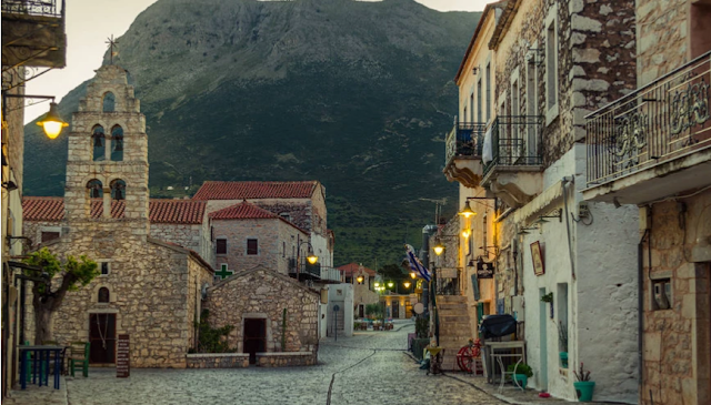 Ταξίδι στον χρόνο και στην ιστορία: Ένα χωριό της Πελοποννήσου που αξίζει να γνωρίσεις από κοντά!