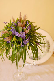 vinca major periwinkle violets bouquet in a tall arrangement wedding aranjament de primavara sachiu toporasi lila masa prezidiu nunta botez rustic vintage
