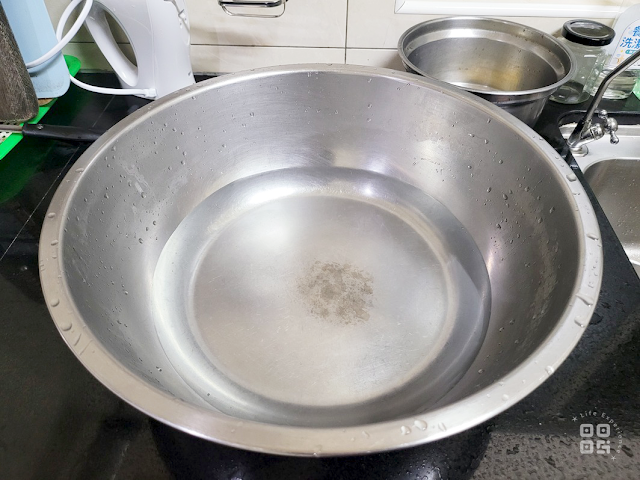 Prepare a pot of warm water, about 38-40 degrees