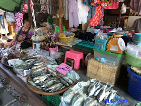 Travelog Percutian Bangkok - Maeklong Railway Station Market