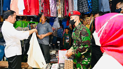 Kunjungi Pasar Petanahan Kebumen, Presiden Jokowi Sempatkan Beli Baju Koko Seharga Rp 100 Ribu