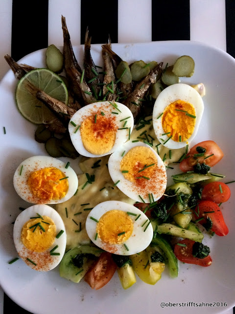 Eiersalat mit Rigaer Sprotten, Majo mit Kapern, Gürkchen und Tomaten