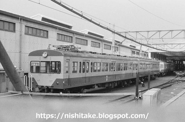 80年代にも〈旧型〉連結器を装着して出場した車両もあった。出場間近と思われる「試運転」表示のクモハ461。　所沢車両工場の外から。　1982.8.21-28