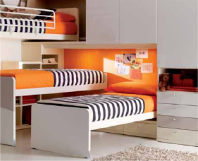 habitación infantil con 3 camas