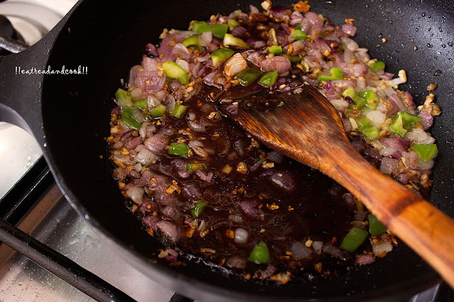 popular veg indo-chinese veg recipe how to cook Chilli Soya chunk Manchurian recipe and preparation with step by step pictures