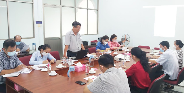 Đồng chí Nguyễn Minh Nhơn hướng dẫn nghiên cứu, biên soạn lịch sử địa phương. (Ảnh PL)