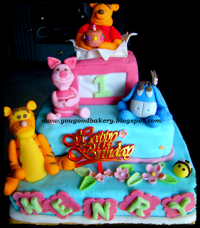 Winnie  Pooh Birthday Cake on Winnie The Pooh And Friends Birthday Cake