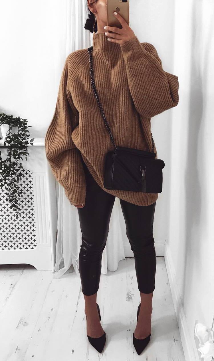 trendy fall outfit / brown oversized sweater + bag + black leather skinnies + heels