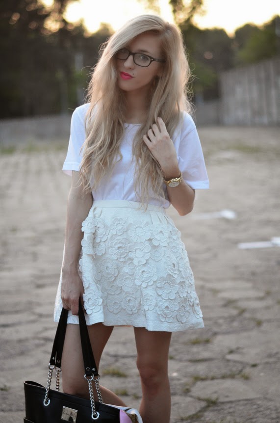 http://www.chicwish.com/white-3d-flower-embellished-jacquard-skater-skirt-3910.html