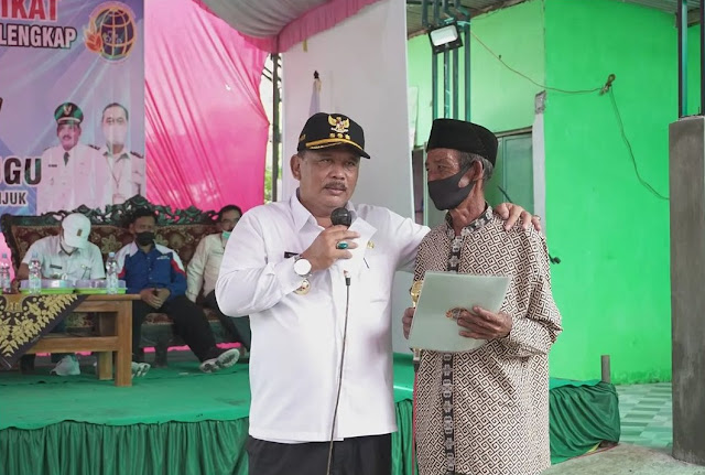 Plt Bupati Nganjuk Marhaen Djumadi berdialog dengan warga dalam kegiatan penyerahan sertifikat hasil program PTSL di Desa Kedungglugu, Kecamatan Gondang, Nganjuk, Kamis 10 Maret 2022