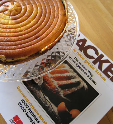 Käsekuchen und Buch Backen - Die neue große Schule