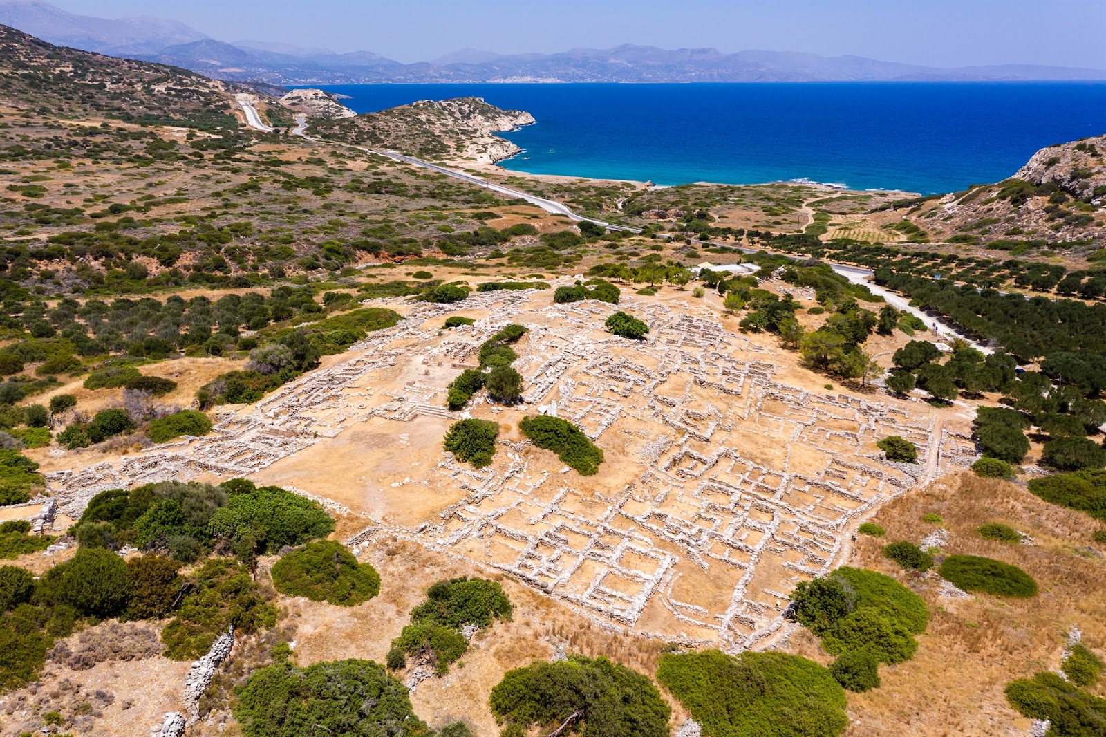 O οικισμός της υστερομινωικής περιόδου (1550-1450 π.Χ.) στον αρχαιολογικό χώρο των Γουρνιών Κρήτης, όπου θα παρουσιαστεί το «Ζωολόγιο».