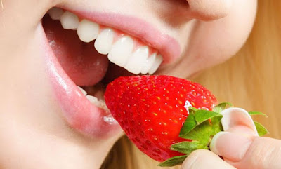 Cara Memutihkan Gigi Kuning Secara Alami dengan Strawberry 