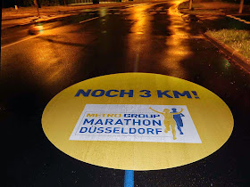 http://www.express.de/duesseldorf/17-000-laeufer-und-strassensperrungen-duesseldorf-ist-im-marathon-fieber-,2858,30520852.html