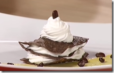 Millefoglie ricotta e caffè su salsa allo zafferano
