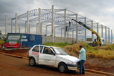 A construção do galpão da Transdora foi confiada à Construtora Açovia, com sede no município de Maristela, na região de Sorocaba, São Paulo.