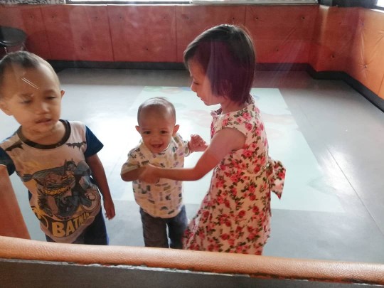 1 KETUL AYAM GORENG McD dan 6 PCS NUGGET McD PERCUMA ! - Sekali sekala kita treat anak-anak makan luar. Hari kami keluar bekerja, mereka pun dok terperap je dalam rumah. Jadi, apa salahnya hujung minggu bawa mereka lepas santai makan di luar. Sambil tu, mummy ada hajat lain juga iaitu nak redeem 1 KETUL AYAM GORENG McD dan 6 PCS NUGGET McD PERCUMA !