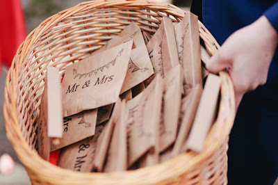 Bolsas para los invitados en una cesta