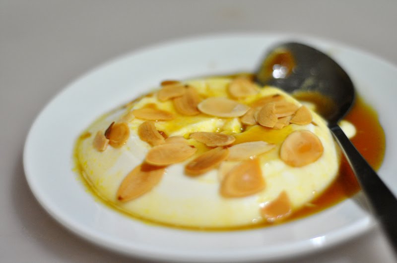 Yin dan yang: Panna Cotta with caramel sauce and almond flakes