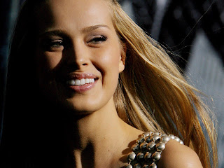 Free wallpapers without watermarks of Petra Nemcova at Fullwalls.blogspot.com