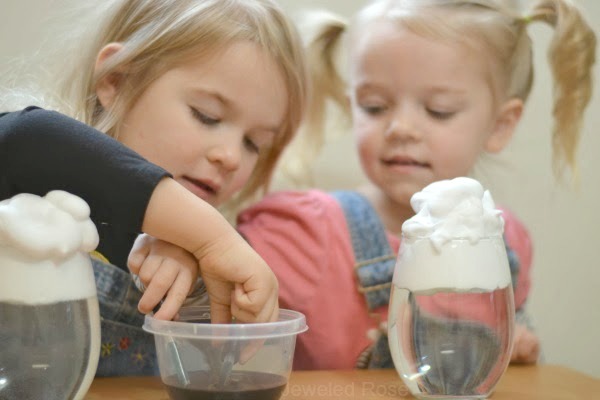 Explore the weather cycle and why it rains with this fun science experiment for kids.  Making rain clouds in a jar makes for a great science fair project, too! #raincloudinajar #rainclouds #raincloudexperiment #weatheractivitiespreschool #weatherexperimentsforkids #scienceexperiments #scienceexperimentskids #scienceforkids