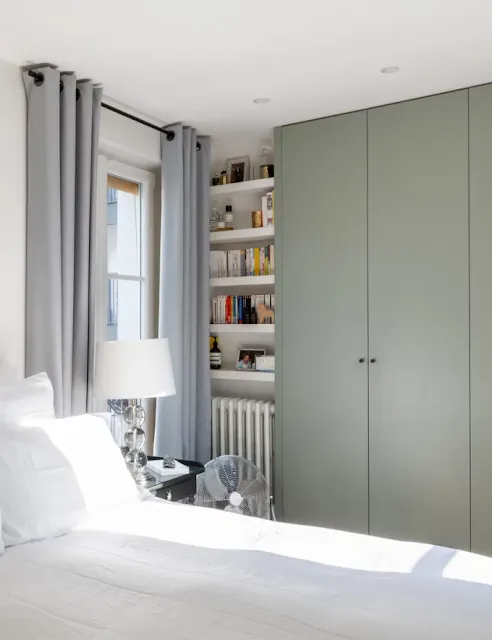 Tailor-made storage adapted to the small bedroom