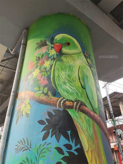 The Indian rose-ringed parakeet bird mural on the pillars of Shraddhanjali Flyover