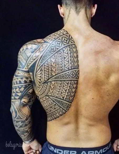 Un precioso tatuaje en la espalda con mucho significado