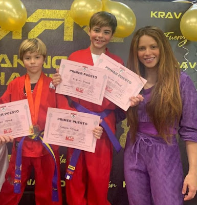 Shakira orgullosa posando con sus hijos premiados