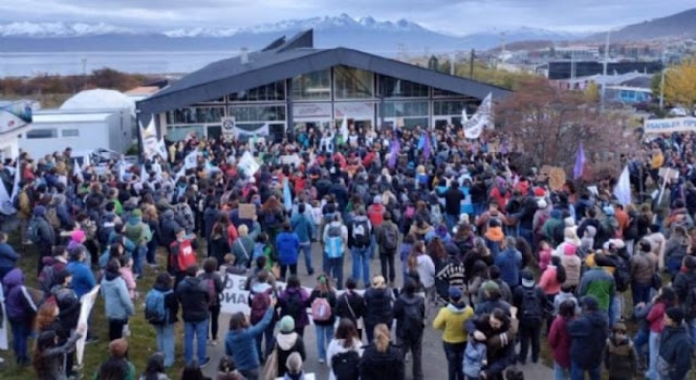 La Marcha Federal Universitaria convocó a una gran cantidad de personas en Ushuaia y Río Grande, donde se exigieron mayores fondos para la educación pública.