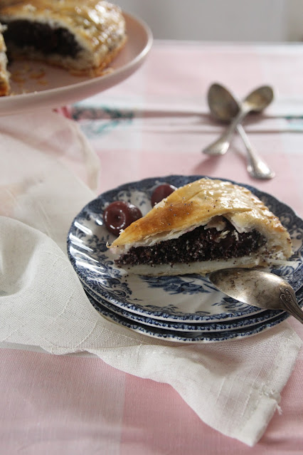 Cuillère et saladier : Galette des rois au pavot et cerises amarena vegan