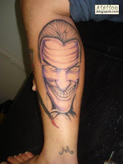 Coringa tatuado na perna.