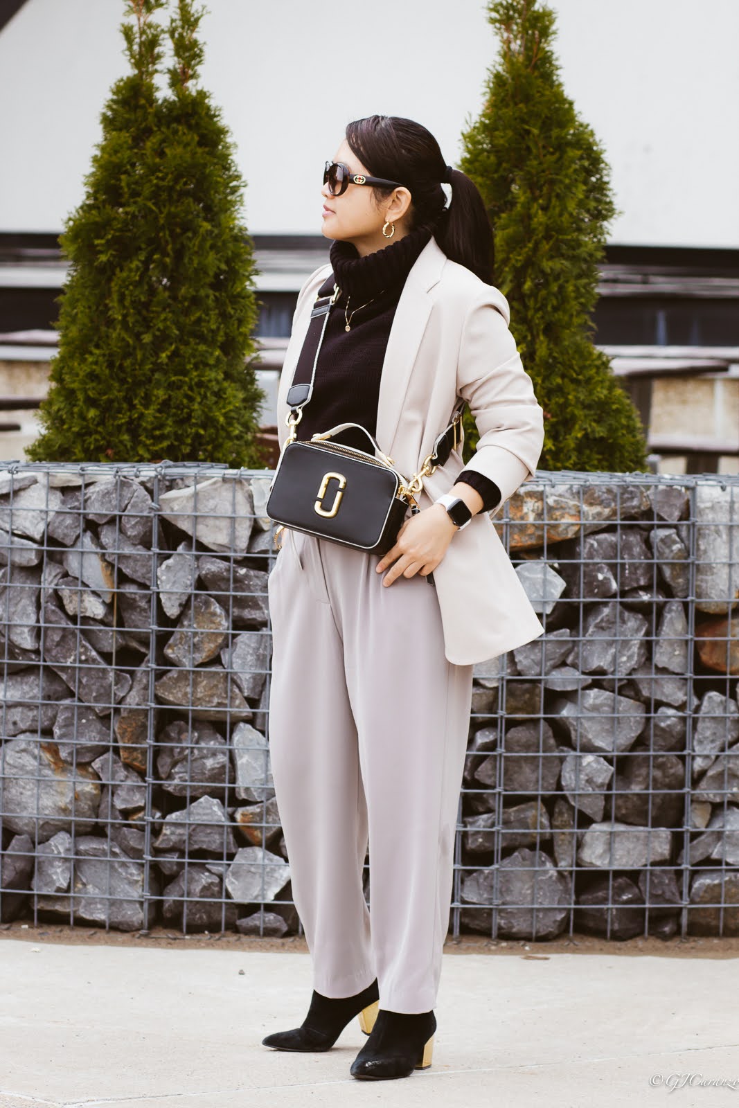 H&M Taupe Pants | Uniqlo Oversize Blazer | Marc Jacobs Sure Shot Bag | Uniqlo Turtleneck Sweater | Ray-Ban Polarized Sunglasses | Petite Fashion | Spring Outfit