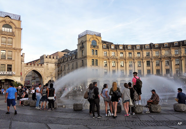 Blick  auf den Springbrunnen und das Karlstor