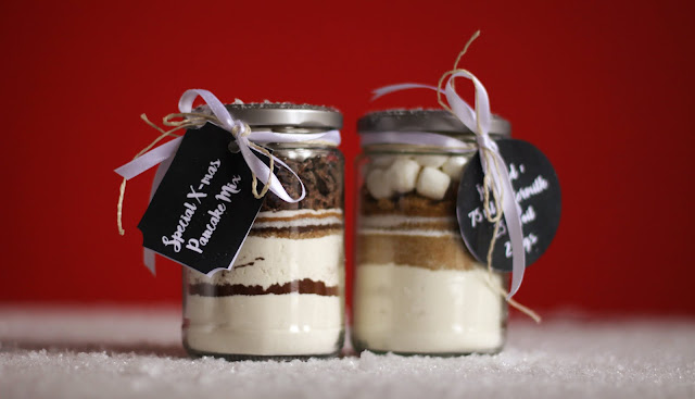 Ho ho ho! A great last minute Xmas present: a jar with a delicious pancake mix! Plus: free printable gift tags in various designs. DIY project brought to you by the German food blog Pancake Stories.