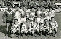 REAL BETIS BALOMPIÉ - Sevilla, España - Temporada 1957-58 - Américo, Isidro, Espejín, Luisín, Santos, Portu y Domínguez; Lasa, Paqui, Vila, Areta y Del Sol - REAL BETIS BALOMPIÉ 4 (Vila (2), Areta y Del Sol), C. D. TENERIFE 1 (Julio) - 15/12/1957 - Liga de 2ª División - Sevilla, estadio de Heliópolis - El Betis, entrenado por Antonio Barrios, subió a 1ª División