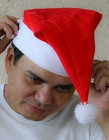 http://www.todomanualidades.net/2013/12/como-hacer-sombrero-santa-claus-fieltro/