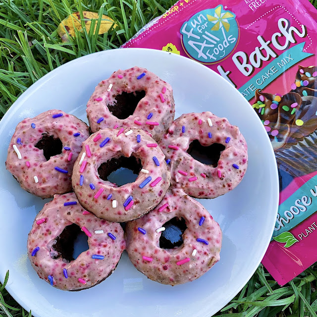 AD: Craving some #glutenfree & #vegan donuts? These super easy cake mix donuts are #allergyfriendly, made with 3 ingredients & super yummy! #celiac