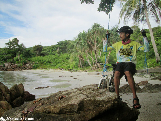 Bersantai di Pantai Legon Waru Karimunjawa