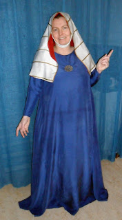 http://evashistoricalcostumes.blogspot.se/p/a-13th-century-striped-and-lined-veil.html