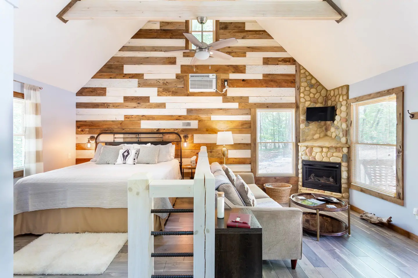Charming And Secluded Tiny Home In Blue Ridge Georgia United States BedroomView