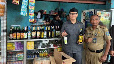  Razia Toko Penjual Miras Ilegal,  Edwin Senjaya : Menyayangkan di Bulan Ramadhan MAsih Ada Jualan Miras 