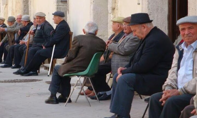 Το δημογραφικό αφανίζει την Ελλάδα, αλλά το πολιτικό σύστημα αδιαφορεί