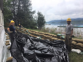 WCC crew readies sandbag berm near Pend Oreille River at Newport.