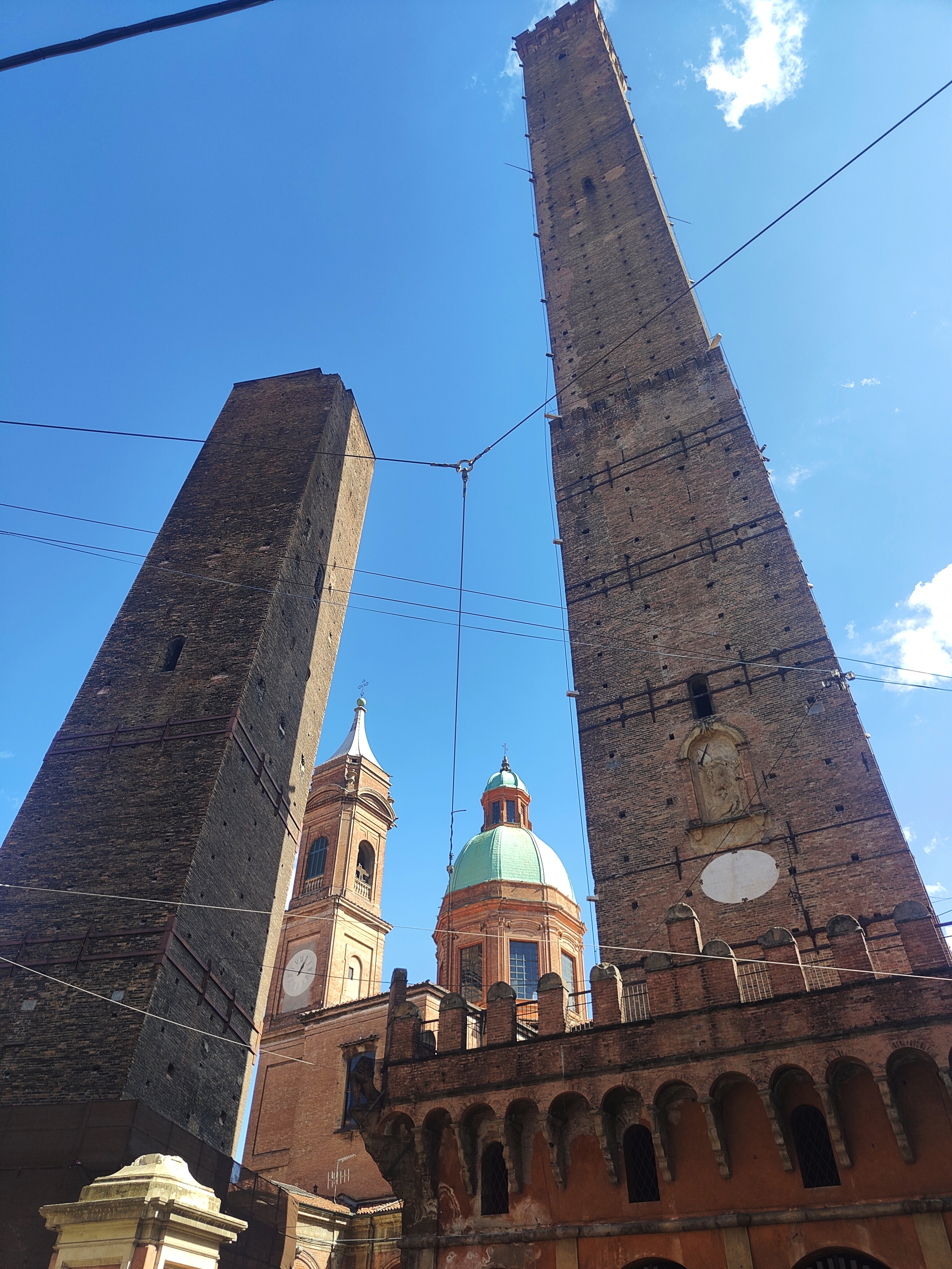 Garisenda, Bologna, wieża u Dantego, Dom z Kamienia blog