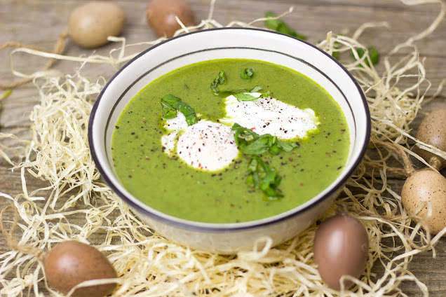 Bärlauchcremesuppe mit pochiertem Ei