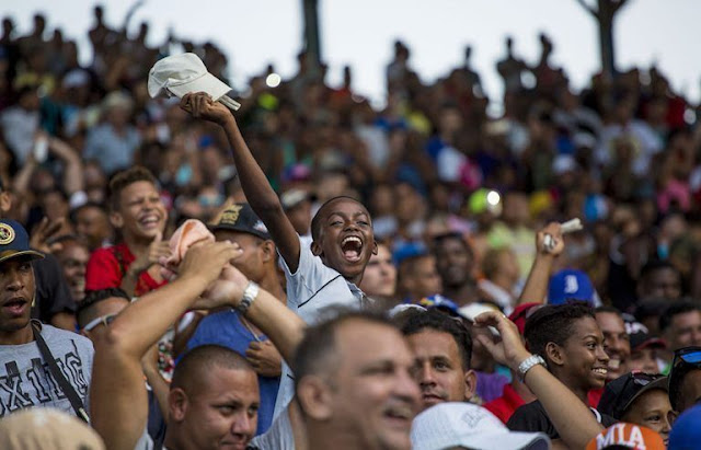 Los cubanos en el estadio de béisbol